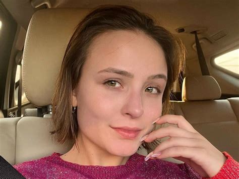 Larissa Manoela posta seminua para campanha de prevenção ao .